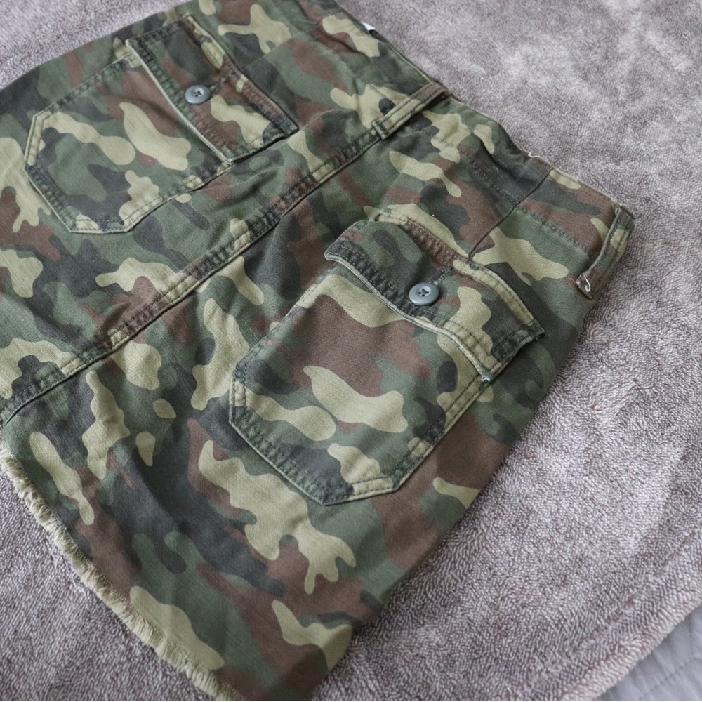 Camo denim material American Eagle size 00 mini skirt